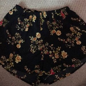 Cute wearable flower summer shorts.